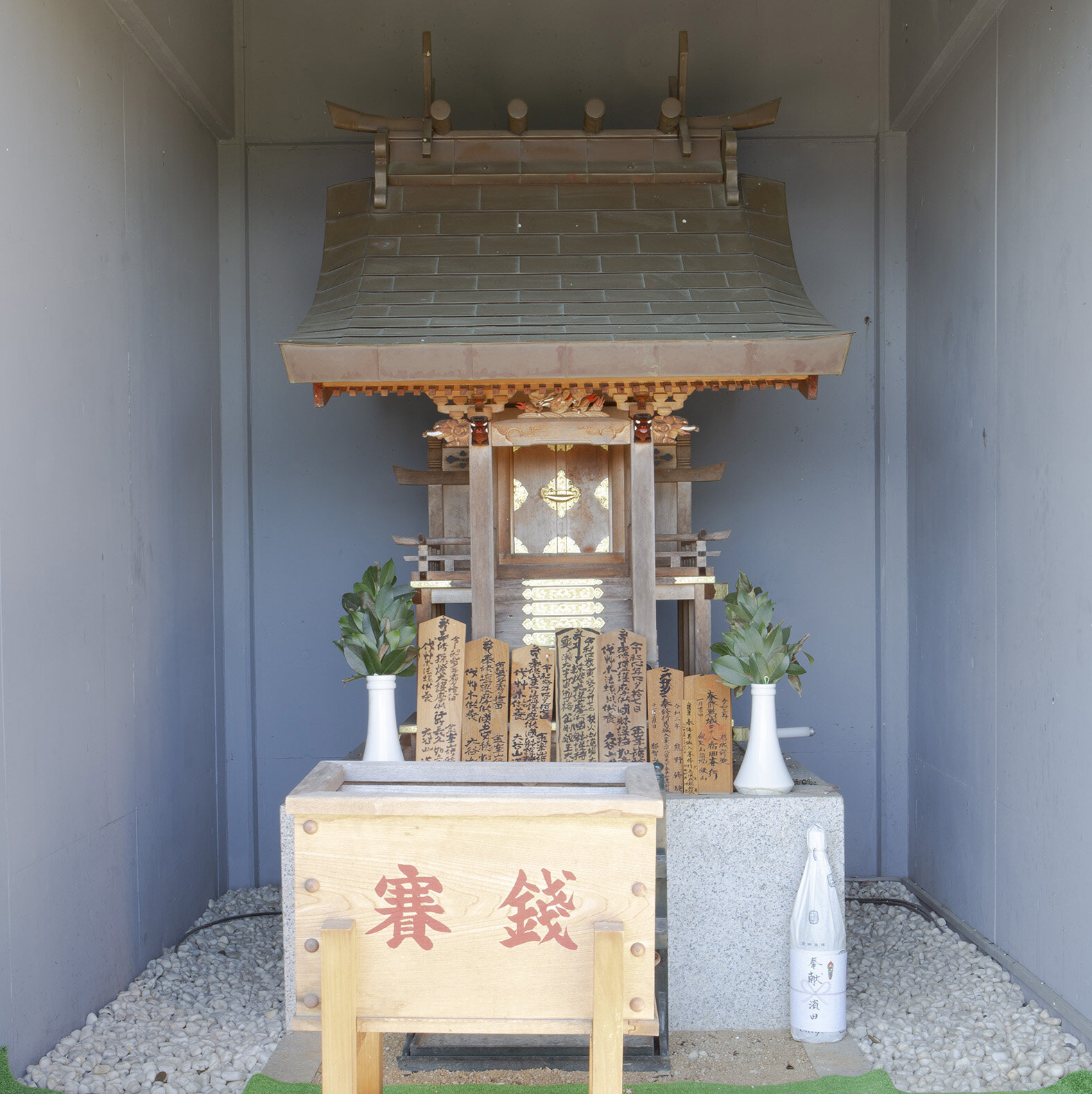 明神山に鎮座する水神社.jpg